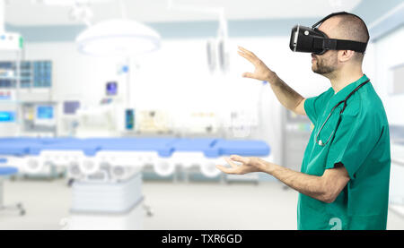 Arzt verwendet Gläser für virtuelle Realität. Konzept der moderne und futuristische Medizin. Stockfoto