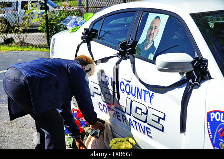 St. Louis, Missouri, USA. 25. Juni 2019. Mahnmal für getötete St. Louis County Polizisten wächst an der North County Polizei Cooperative Credit: Steve Pellegrino/ZUMA Draht/Alamy leben Nachrichten Stockfoto