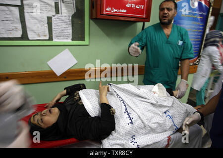 Eine Palästinenserin in einem israelischen Militärschlag auf ihrem Haus verletzt liegt auf einer Bahre, als sie in einem Krankenhaus in Rafah im südlichen Gazastreifen am 4. August 2014 behandelt wird. Einen kurzen Waffenstillstand beendet inmitten der Vorwurf der Streiks von beiden Seiten. UPI/Ismael Mohamad Stockfoto