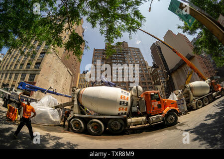 Eine Karawane von Zement Lkws liefern zu einer Baustelle im New Yorker Stadtteil Chelsea am Samstag, 22. Juni 2019. Laut einer aktuellen Studie rund 40 Prozent der Wohnungen und Häusern zum Verkauf oder zur Miete sind zwei Blocks von einer Baustelle. (© Richard B. Levine) Stockfoto