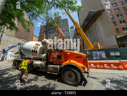 Eine Karawane von Zement Lkws liefern zu einer Baustelle im New Yorker Stadtteil Chelsea am Samstag, 22. Juni 2019. Laut einer aktuellen Studie rund 40 Prozent der Wohnungen und Häusern zum Verkauf oder zur Miete sind zwei Blocks von einer Baustelle. (© Richard B. Levine) Stockfoto