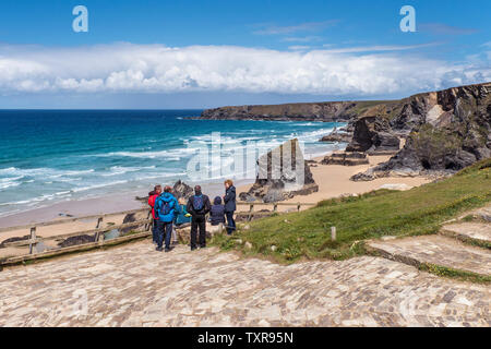 Wanderer auf der Aussichtsplattform mit Blick auf die robuste, spektakuläre Bedruthan Steps auf der nördlichen Küste von Cornwall. Stockfoto