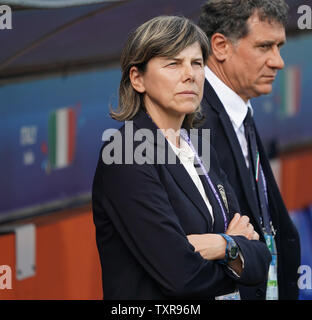 (190625) - Montpellier, 25. Juni 2019 (Xinhua) - Italiens Cheftrainer Milena Bertolini (vorne) sieht vor dem Umlauf von 16 Match zwischen Italien und China bei den 2019 FIFA Frauenfussball Weltmeisterschaft in Stade de la Mosson in Montpellier, Frankreich, 25. Juni 2019. (Xinhua / Ding Xu) Stockfoto
