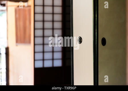 Traditionelle japanische Haus öffnen Tür fusuma Schiebetüren Papier mit niemand Architektur in Japan Stockfoto