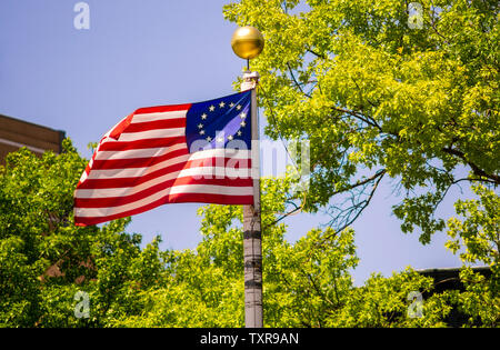 Commemorative dreizehn Sterne amerikanische Flagge im Wind auf einem Fahnenmast in einem Park in New York am Sonntag, 23. Juni 2019. (© Richard B. Levine) Stockfoto