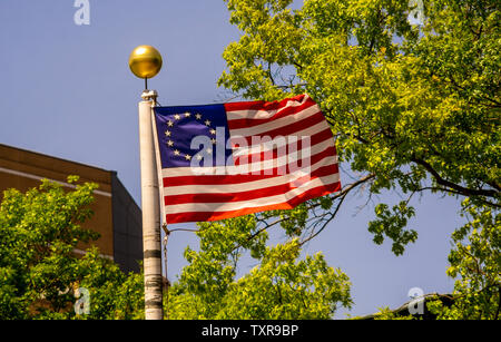 Commemorative dreizehn Sterne amerikanische Flagge im Wind auf einem Fahnenmast in einem Park in New York am Sonntag, 23. Juni 2019. (© Richard B. Levine) Stockfoto