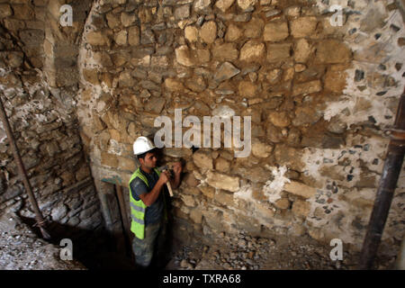 Palästinensische Arbeiter renovieren die archäologische Stätte Maqam Al-Kader, eines der Denkmäler der Stadt Deir al-Balah, Gazastreifen, am 27. März 2016. Das Ministerium für Tourismus und Altertümer im Gazastreifen begann eine Renovierung von der UNESCO gefördert, mit der Unterstützung der Stiftung Nawa. Die Restaurierung ist in zwei Phasen: Die erste Wartung der Wände der Ort, Kuppeln und Decken, und die Zweite durch Umwandlung in ein Cultural Library für Kinder geteilt. Foto von Ismael Mohamad/UPI Stockfoto