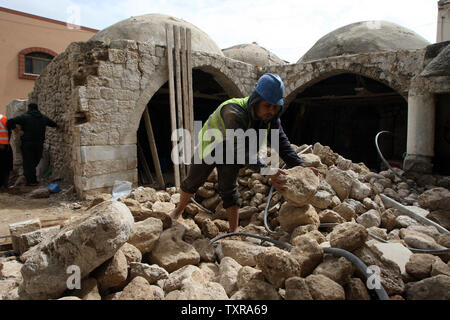 Palästinensische Arbeiter renovieren die archäologische Stätte Maqam Al-Kader, eines der Denkmäler der Stadt Deir al-Balah, Gazastreifen, am 27. März 2016. Das Ministerium für Tourismus und Altertümer im Gazastreifen begann eine Renovierung von der UNESCO gefördert, mit der Unterstützung der Stiftung Nawa. Die Restaurierung ist in zwei Phasen: Die erste Wartung der Wände der Ort, Kuppeln und Decken, und die Zweite durch Umwandlung in ein Cultural Library für Kinder geteilt. Foto von Ismael Mohamad/UPI Stockfoto