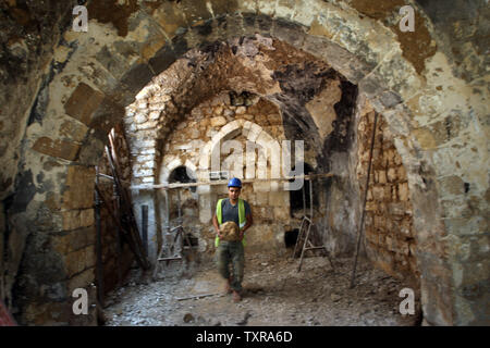 Palästinensische Arbeiter renovieren die archäologische Stätte Maqam Al-Kader, eines der Denkmäler der Stadt Deir al-Balah, Gazastreifen, am 27. März 2016. Das Ministerium für Tourismus und Altertümer im Gazastreifen begann eine Renovierung von der UNESCO gefördert, mit der Unterstützung der Stiftung Nawa. Die Restaurierung ist in zwei Phasen: Die erste Wartung der Wände der Ort, Kuppeln und Decken, und die Zweite durch Umwandlung in ein Cultural Library für Kinder geteilt. Foto von Ismael Mohamad/UPI Stockfoto