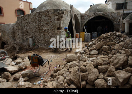 Palästinensische Arbeiter renovieren die archäologische Stätte Maqam Al-Kader, eines der Denkmäler der Stadt Deir al-Balah, Gazastreifen, am 27. März 2016. Das Ministerium für Tourismus und Altertümer im Gazastreifen begann eine Renovierung von der UNESCO gefördert, mit der Unterstützung der Stiftung Nawa. Die Restaurierung ist in zwei Phasen: Die erste Wartung der Wände der Ort, Kuppeln und Decken, und die Zweite durch Umwandlung in ein Cultural Library für Kinder geteilt. Foto von Ismael Mohamad/UPI Stockfoto