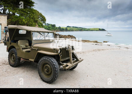 Ein Willys Jeep aus dem Zweiten Weltkrieg parkte auf dem Beton am Polgwidden Beach in Trebah Garden in Cornwall. Stockfoto