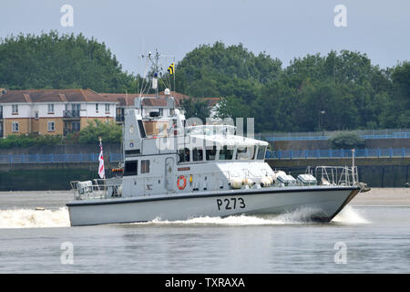 HMS Verfolger, ein bogenschütze Klasse P 2000 Patrouillenboot, der Glasgow und Strathclyde Universitäten Royal Naval Unit auf der Themse in London. Stockfoto