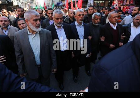 Yahya Sinwar (C-R), der neue Führer der Hamas im Gazastreifen und der älteren politischen Führer der islamistischen Bewegung, Ismail Haniyeh (C-L) und Rawhi Moshtaha (L) nehmen an der Beerdigung von Hamas offiziellen, Mazen Faqha in Gaza-stadt am 25. März 2017. Bewaffnete Banditen im Gazastreifen erschossen hatte die Hamas offiziell am 24. März 2017, entsprechend Iyad al-Makkum FR, ein Sprecher des Innenministeriums in der Hamas beherrschten Gazastreifen. Faqha entlassen worden durch Israel sechs Jahre zuvor in der Gefangene swap 2011 Die ausgetauscht Mehr als 1.000 andere Palästinenser für Gilad Shalit, ein israelischer Soldat Hamas hatte inhaftiert Stockfoto