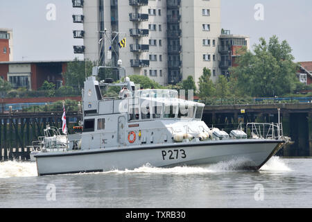 HMS Verfolger, ein bogenschütze Klasse P 2000 Patrouillenboot, der Glasgow und Strathclyde Universitäten Royal Naval Unit auf der Themse in London. Stockfoto