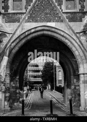 Abtei Gateway mit dem Blade Gebäude, Abtei Viertel, Reading, Berkshire, England, UK, GB. Stockfoto