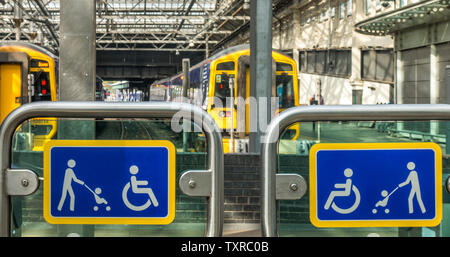 Metall Barrieren Plattformen zu trainieren, mit Vorzeichen Einschränkung Eintrag deaktiviert und Kinder in Kinderwagen/Buggys, am Bahnhof Edinburgh Waverley. Stockfoto