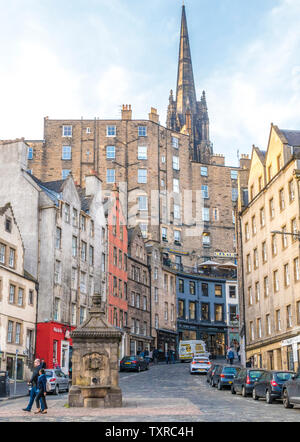 West Bug - ein berühmter mehrstöckiges Edinburgh Straße - die Kurven um historische Victoria Street, mit seinen farbenfrohen Läden zu verbinden. Schottland, Großbritannien. Stockfoto