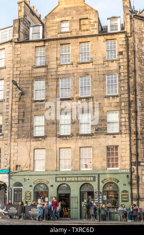 Kunden in den Außenbereich des Auld Jock Küche - ein Restaurant/pie Shoppe in West Bogen, Altstadt von Edinburgh, Schottland, Großbritannien. Stockfoto