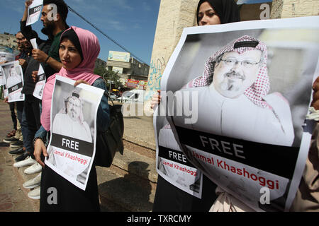 Palästinensische Aktivisten halten Plakate von Saudi journalist Jamal Khashoggi in Rafah, Gaza, die am 9. Oktober 2018 während eines Protestes aufmerksam zu seinem Verschwinden in Istanbul. Das UN-Büro für Menschenrechte in der Türkei und Saudi-Arabien Regierungen ermutigt, das Schicksal von Khashoggi, die nach Eingabe der saudischen Konsulat in Istanbul in der vergangenen Woche den offiziellen Dokumenten vor seiner Ehe mit einer türkischen Frau zu empfangen verschwunden zu untersuchen. Foto von Ismael Mohamad/UPI Stockfoto