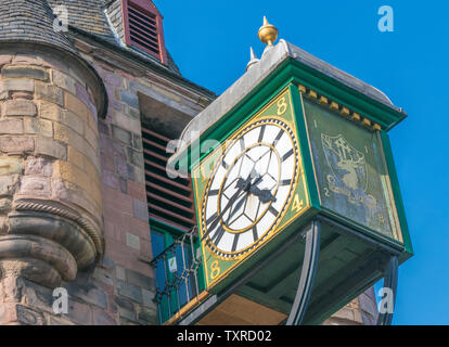 Nahaufnahme von Canongate Mautstelle Clock - Teil eines historischen Wahrzeichen, im Jahr 1591 als das Zentrum von Verwaltung und Justiz. Edinburgh, Schottland, Großbritannien. Stockfoto