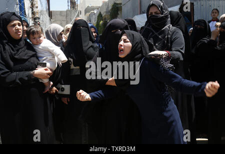 Die Angehörigen der palästinensischen Raed Abu Tair, während eines Protestes auf der Israel-Gaza Grenzzaun, trauern Während seiner Beerdigung am Khan Younis im südlichen Gazastreifen am 4. Mai 2019 getötet wurde. Foto von Abd al-Rahim al-Khatib/UPI Stockfoto