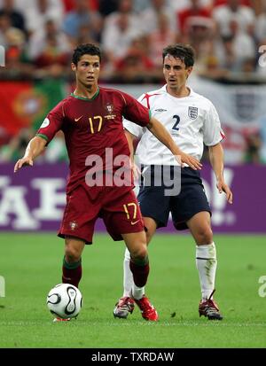 Der Engländer Gary Neville und Portugals Cristiano Ronaldo während des Quartals Finale der FIFA Fußball-Weltmeisterschaft Deutschland 2006 in der Arena AufSchalke in Gelsenkirchen am 1. Juli 2006. England besiegt Portugal 4-2. (UPI Foto/Chris Brunskill) Stockfoto