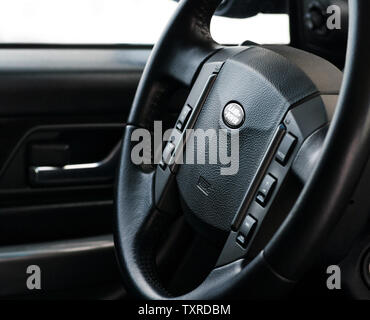 Grodno, Weißrussland, Dezember 2012: Land Rover Range Rover Sport 5.0L V8-Kompressormotors. Lenkrad von modernem Luxus auto Klasse prestige Auto aus gewaehrleistung Stockfoto