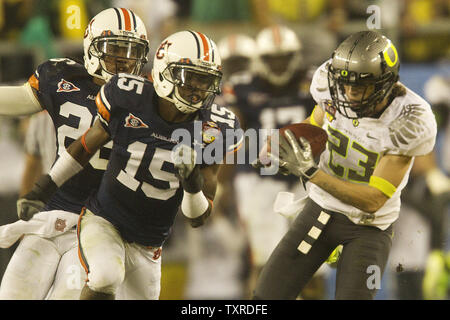 Oregon Ducvks wide receiver Jeff Maehl (23) Fänge ein 81-Yard-Pass gegen die Auburn Enten cornerback Neiko Thorpe (15) und Mike McNeil im zweiten Quartal am BCS Championship Game an der Universität von Phoenix Stadium in Glendale, Arizona am 10. Januar 2011. UPI/Gary C. Caskey Stockfoto