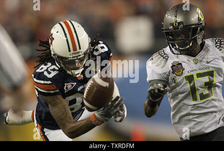 Auburn Tiger wide receiver Darvin Adams vermisst ein Pass gegen Oregon Ducks cornerback Cliff Harris im ersten Quartal bei der BCS Championship Game an der Universität von Phoenix Stadium in Glendale, Arizona am 10. Januar 2011. UPI/Gary C. Caskey Stockfoto