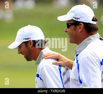 Ryder Cup-Sergio Garcia, Links, erhält einen Klaps auf den Rücken von europäischen Kapitän Nick Faldo als Er beobachtet sein Team im Freitag Spiele der Ryder Cup in Louisville, KY an Sept. 19, 2008 konkurrieren. (UPI Foto/Tom Russo) Stockfoto