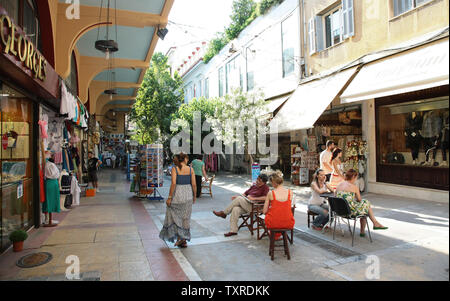 Griechische Ladenbesitzer warten auf Touristen in der Innenstadt von Athen, Griechenland, am Freitag Juni 15,2012. Griechen Kopf auf die Wahlurnen in zwei Tagen für einen Wettbewerb, der die Zukunft der ersten Demokratie der Welt und dem Schicksal der Eurozone bestimmen können. UPI/Hugo Philpott Stockfoto