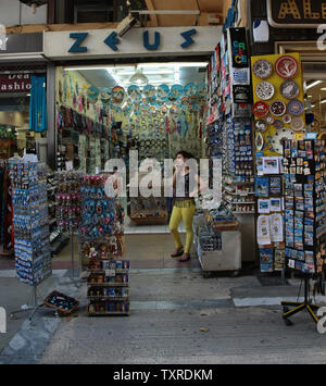 Griechische Ladenbesitzer warten auf Touristen in der Innenstadt von Athen, Griechenland, am Freitag Juni 15,2012. Griechen Kopf auf die Wahlurnen in zwei Tagen für einen Wettbewerb, der die Zukunft der ersten Demokratie der Welt und dem Schicksal der Eurozone bestimmen können. UPI/Hugo Philpott Stockfoto