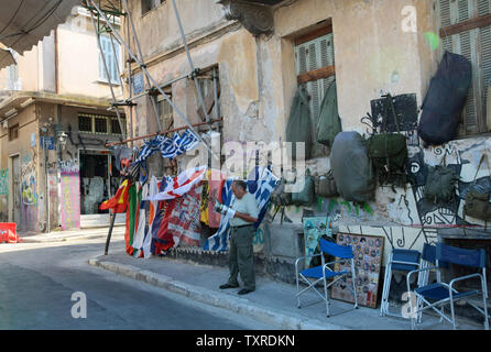 Griechische Ladenbesitzer warten auf Touristen in der Innenstadt von Athen, Griechenland, am Freitag Juni 15,2012. Griechen Kopf auf die Wahlurnen in zwei Tagen für einen Wettbewerb, der die Zukunft der ersten Demokratie der Welt und dem Schicksal der Eurozone bestimmen können. UPI/Hugo Philpott Stockfoto