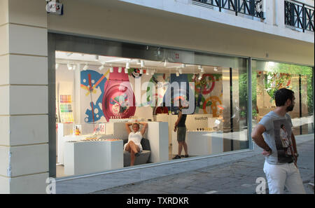 Griechische Ladenbesitzer warten auf Touristen in der Innenstadt von Athen, Griechenland, am Freitag Juni 15,2012. Griechen Kopf auf die Wahlurnen in zwei Tagen für einen Wettbewerb, der die Zukunft der ersten Demokratie der Welt und dem Schicksal der Eurozone bestimmen können. UPI/Hugo Philpott Stockfoto