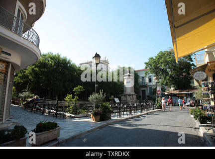 Griechische Ladenbesitzer warten auf Touristen in der Innenstadt von Athen, Griechenland, am Freitag Juni 15,2012. Griechen Kopf auf die Wahlurnen in zwei Tagen für einen Wettbewerb, der die Zukunft der ersten Demokratie der Welt und dem Schicksal der Eurozone bestimmen können. UPI/Hugo Philpott Stockfoto