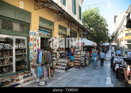 Griechische Ladenbesitzer warten auf Touristen in der Innenstadt von Athen, Griechenland, am Freitag Juni 15,2012. Griechen Kopf auf die Wahlurnen in zwei Tagen für einen Wettbewerb, der die Zukunft der ersten Demokratie der Welt und dem Schicksal der Eurozone bestimmen können. UPI/Hugo Philpott Stockfoto