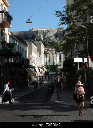 Griechen und Touristen gehen über ihr Geschäft in der Altstadt von Athen, Griechenland, am Freitag Juni 15,2012. Griechen Kopf auf die Wahlurnen in zwei Tagen für einen Wettbewerb, der die Zukunft der ersten Demokratie der Welt und dem Schicksal der Eurozone bestimmen kann. UPI/Hugo Philpott Stockfoto