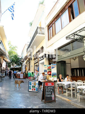 Griechische Ladenbesitzer warten auf Touristen in der Innenstadt von Athen, Griechenland, am Freitag Juni 15,2012. Griechen Kopf auf die Wahlurnen in zwei Tagen für einen Wettbewerb, der die Zukunft der ersten Demokratie der Welt und dem Schicksal der Eurozone bestimmen können. UPI/Hugo Philpott Stockfoto