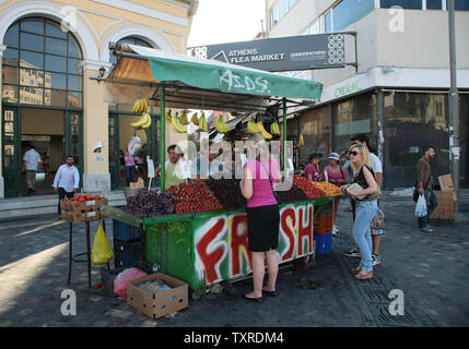 Griechen und Touristen gehen über ihr Geschäft in der Altstadt von Athen, Griechenland, am Freitag Juni 15,2012. Griechen Kopf auf die Wahlurnen in zwei Tagen für einen Wettbewerb, der die Zukunft der ersten Demokratie der Welt und dem Schicksal der Eurozone bestimmen kann. UPI/Hugo Philpott Stockfoto