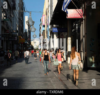 Griechen und Touristen gehen über ihr Geschäft in der Altstadt von Athen, Griechenland, am Freitag Juni 15,2012. Griechen Kopf auf die Wahlurnen in zwei Tagen für einen Wettbewerb, der die Zukunft der ersten Demokratie der Welt und dem Schicksal der Eurozone bestimmen kann. UPI/Hugo Philpott Stockfoto