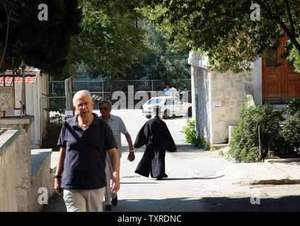 Griechische Bürger ankommen am Wahltag in Athen Griechenland zu stimmen, am Sonntag Juni 17,2012. Alle von Griechenland zu den Abstimmungen gehen heute die Zukunft ihres Landes und möglicherweise das Schicksal des Euro zu entscheiden. UPI/Hugo Philpott Stockfoto