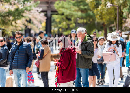 Nara, Japan - 14 April, 2019: die Menschen Touristen Paar in Gründen der Todaji Tempel in der Stadt bei Tag Stockfoto