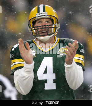 Green Bay Packers Quarterback Brett Favre (4) Klatschen im ersten Quartal des NFC Divisional Playoff gegen die Seattle Seahawks am Lambeau Field in Green Bay, Wisconsin am Januar, 12, 2008. Die Verpacker gewann 42-20. (UPI Foto/Brian Kersey) Stockfoto