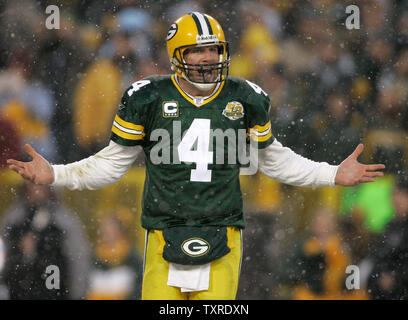 Green Bay Packers Quarterback Brett Favre (4) schreit seine Nebenerwerb im ersten Quartal des NFC Divisional Playoff gegen die Seattle Seahawks am Lambeau Field in Green Bay, Wisconsin am Januar, 12, 2008. Die Verpacker gewann 42-20. (UPI Foto/Brian Kersey) Stockfoto