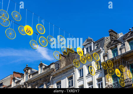 Gelb lackiert Fahrrad Räder über den Grand Place, Brüssel, Belgien ausgesetzt für Start der Tour de France 2019. Stockfoto