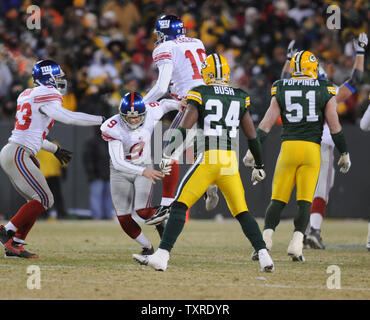 New York Giants Spieler l-r Reggie Torbor, Lawrence Tynes (9) und Jeff Feagles Feiern nach dem Spiel gewinnen Field Goal in Überstunden als Verpacker (24) Jarrett Bush und Brady Poppinga (51) sehen nach der NFC Championship Game bei Lambeau Field in Green Bay, Wisconsin am 20. Januar 2008. Die Riesen schlagen die Verpacker 23-20. (UPI Foto/David Banken) Stockfoto