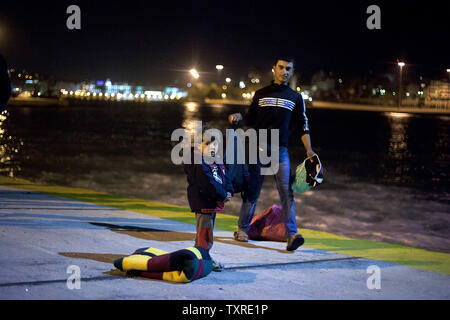 Migranten Aussteigen aus dem Fahrgastschiff "Tera Jet', nach Ihrer Reise von der Insel Lesbos in den Hafen von Piräus, in der Nähe von Athen, Griechenland am 1. September 2015. Ein weiterer 1.700 Migranten an Bord der Fähre nach Piräus von der Insel Mytilene angekommen, Migranten, die auf der östlichen Ägäis Inseln, mit mehr als 160.000 Landung in diesem Jahr bislang. Europa kämpft um seine größte Migration Krise seit dem Zweiten Weltkrieg zu reagieren, mit mehr als 300.000 Personen kommen in diesem Jahr. Foto von yuksel Pecenek/UPI Stockfoto