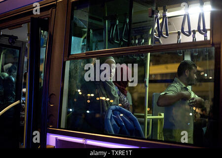 Migranten Aussteigen aus dem Fahrgastschiff "Tera Jet', nach Ihrer Reise von der Insel Lesbos in den Hafen von Piräus, in der Nähe von Athen, Griechenland am 1. September 2015. Ein weiterer 1.700 Migranten an Bord der Fähre nach Piräus von der Insel Mytilene angekommen, Migranten, die auf der östlichen Ägäis Inseln, mit mehr als 160.000 Landung in diesem Jahr bislang. Europa kämpft um seine größte Migration Krise seit dem Zweiten Weltkrieg zu reagieren, mit mehr als 300.000 Personen kommen in diesem Jahr. Foto von yuksel Pecenek/UPI Stockfoto