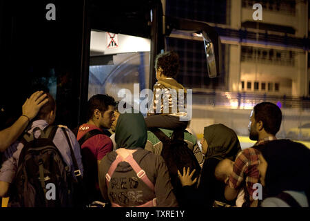 Migranten Aussteigen aus dem Fahrgastschiff "Tera Jet', nach Ihrer Reise von der Insel Lesbos in den Hafen von Piräus, in der Nähe von Athen, Griechenland am 1. September 2015. Ein weiterer 1.700 Migranten an Bord der Fähre nach Piräus von der Insel Mytilene angekommen, Migranten, die auf der östlichen Ägäis Inseln, mit mehr als 160.000 Landung in diesem Jahr bislang. Europa kämpft um seine größte Migration Krise seit dem Zweiten Weltkrieg zu reagieren, mit mehr als 300.000 Personen kommen in diesem Jahr. Foto von yuksel Pecenek/UPI Stockfoto