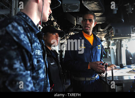 USS Bataan Captain Sam Howard spricht mit Besatzung auf der Brücke, wie sein Schiff segelt Marines in Nord-carolina abzuholen, in den Atlantischen Ozean am 15. Januar 2010. Die USS Bataan ist unterwegs nach Haiti mit dem US-amerikanischen Hilfsmaßnahmen nach dem Erdbeben der Stärke 7.0, das Land verwüstet zu unterstützen. UPI/Kevin Dietsch Stockfoto